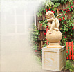 Gartenskulpturen Engel Kugelamor: Engelfiguren aus Stein mit Kugel