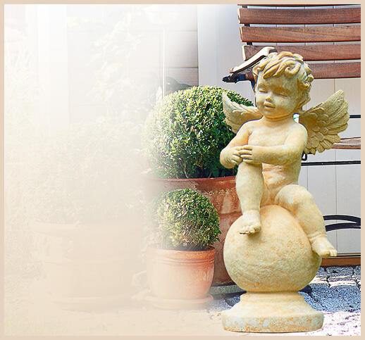 Flavio - Gartenfigur mit einer Engelputte