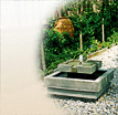 Steinbrunnen für den Garten Scala: Mini Gartenspringbrunnen mit Pumpe