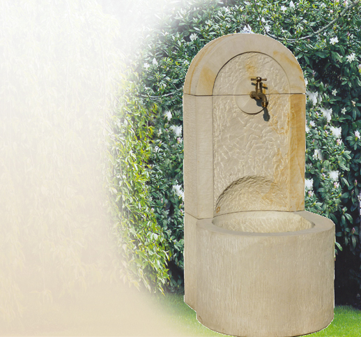 Wandbrunnen aus Naturstein für den Garten