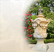 Dekoration Garten Montpellier: Steinvase als Gartendekoration